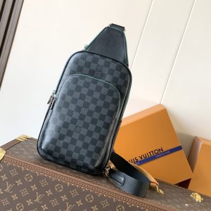 M40841 Green Top-tier authentic piece Variable-code chip 163C AVENUE Shoulder Bag Crafted from Damier Graphite canvas, the Avenue shoulder bag is the perfect companion for urban living: compact and stylish, it embodies a relaxed, unrestrained attitude."Smart" shoulder strap design accommodates left or right shoulder carry. Ergonomic shaping enhances carrying comfort; dual zipper closure ensures secure storage for valuables. Dimensions: 20 x 31 x 10cm